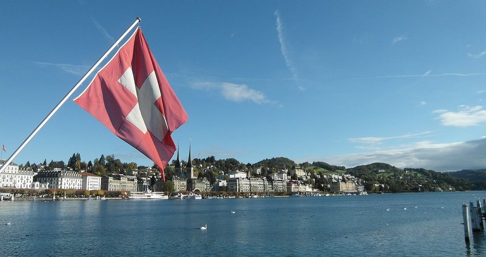 Schweizer Fahne, die auf einem Schiff befestigt ist und im Wind weht