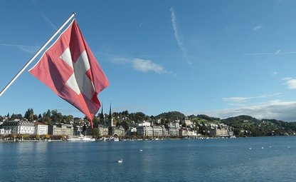 Schweizer Fahne, die auf einem Schiff befestigt ist und im Wind weht