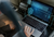 Hände arbeiten auf Laptop-Netzwerk, Grafik-Overlay