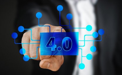 Business Mann im Hintergrund drückt mit Finger auf digitale Ziffern 4.0