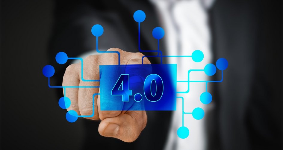 Business Mann im Hintergrund drückt mit Finger auf digitale Ziffern 4.0