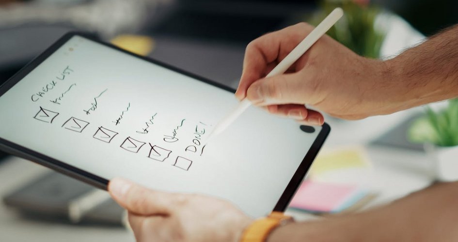 Handgeschriebene Checkliste auf einem Tablet