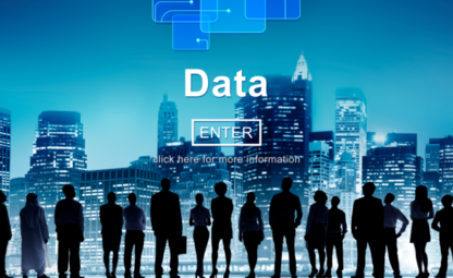 Menschen im Vordergrund mit einer Stadt im Hintergrund, darüber das Wort Data und Icons die Datenupload symbolisieren.