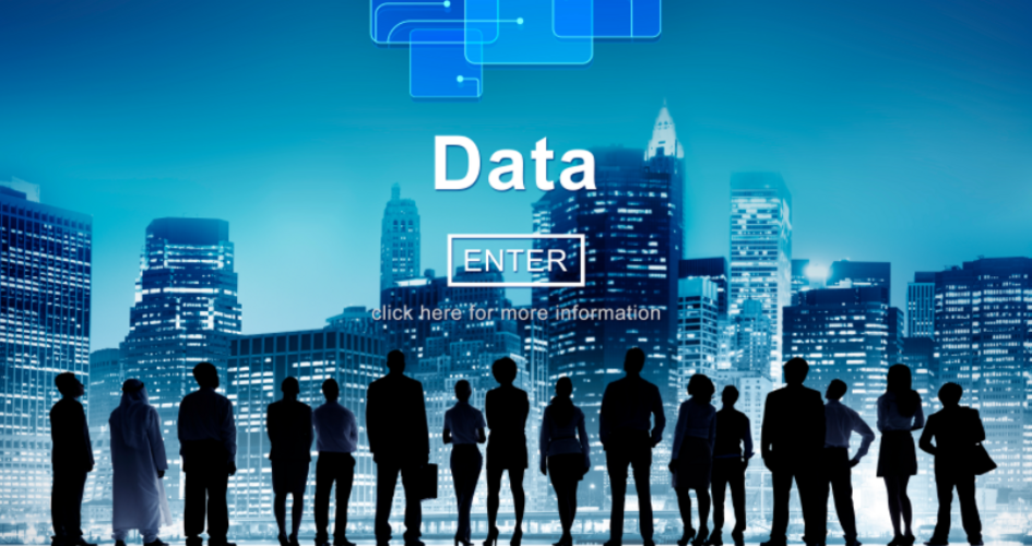 Menschen im Vordergrund mit einer Stadt im Hintergrund, darüber das Wort Data und Icons die Datenupload symbolisieren.