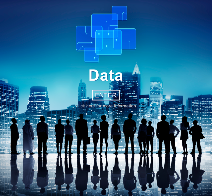 Menschen im Vordergrund mit einer Stadt im Hintergrund, darüber das Wort Data und Icons die Datenupload symbolisieren.