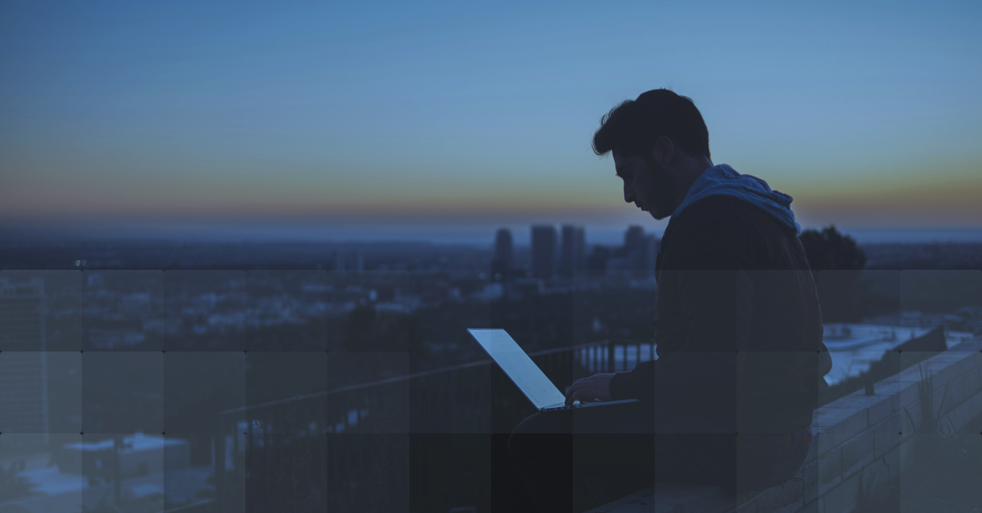 Mann auf Dach mit Laptop